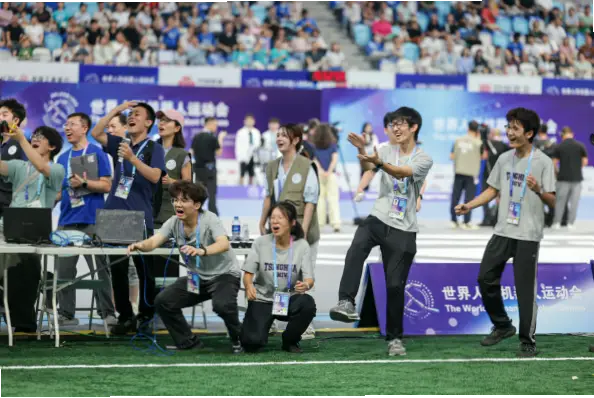 如何带领球队打出流畅进攻？现场欢呼声证明影响力